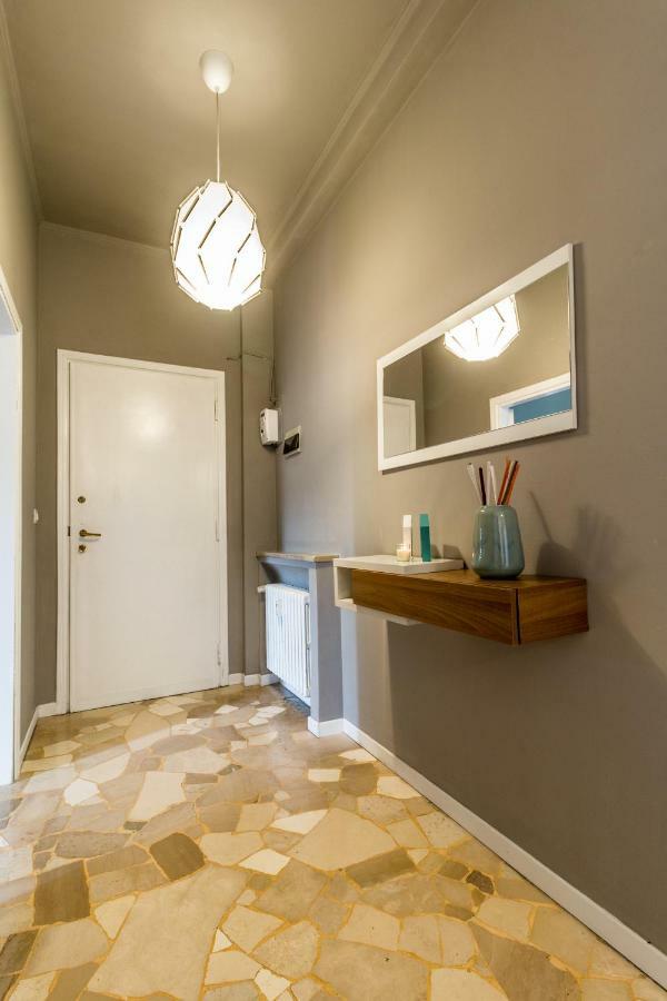 Joivy Modern 1-Bed Flat With Balcony In Portello Milan Bagian luar foto